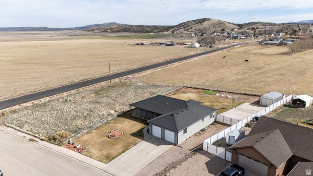 Image 58 of property listing at 5222 N TOMAHAWK DR, Enoch, UT 84721