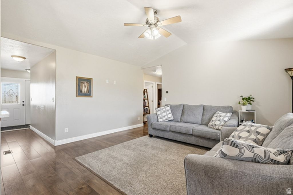Image 7 of property listing at 5222 N TOMAHAWK DR, Enoch, UT 84721