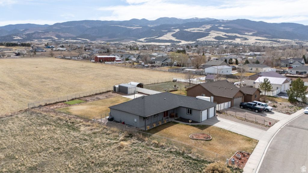Image 62 of property listing at 5222 N TOMAHAWK DR, Enoch, UT 84721