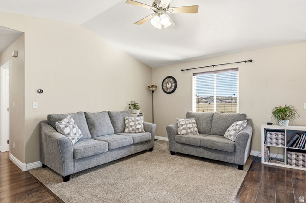 Image 8 of property listing at 5222 N TOMAHAWK DR, Enoch, UT 84721