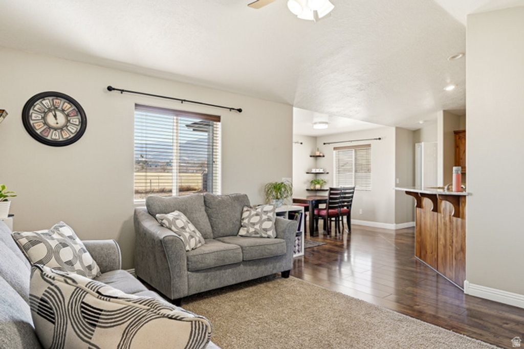 Image 9 of property listing at 5222 N TOMAHAWK DR, Enoch, UT 84721