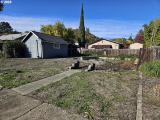 2138 Ne FREEMONT Ave, Roseburg, OR 97470