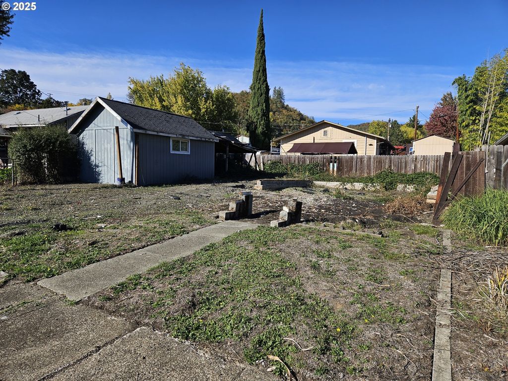 2138 Ne FREEMONT Ave, Roseburg, OR 97470