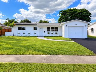 420 SW 71st Way, Pembroke Pines, FL 33023