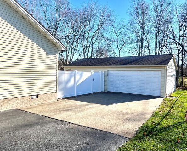 667 Winchester Dr, Hopkinsville, KY 42240