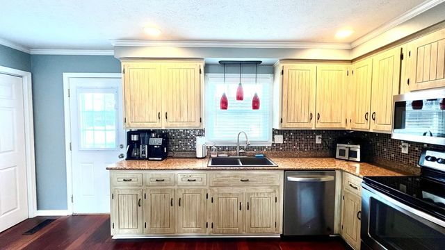 667 Winchester Dr, Hopkinsville, KY 42240