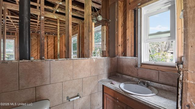 5572 Pine Lane Drive, Jackson, MS 39211