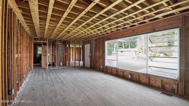 5572 Pine Lane Drive, Jackson, MS 39211
