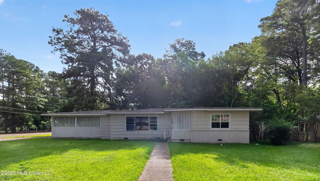 5572 Pine Lane Drive, Jackson, MS 39211