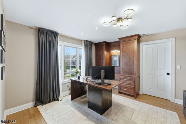 204 Bearwoods Rd, Park Ridge Boro, NJ 07656