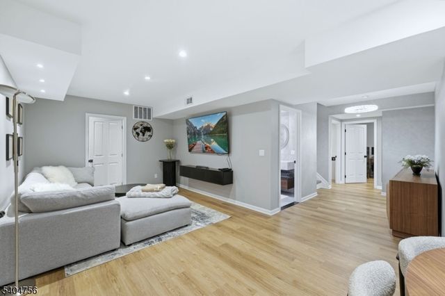 204 Bearwoods Rd, Park Ridge Boro, NJ 07656