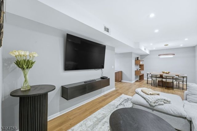 204 Bearwoods Rd, Park Ridge Boro, NJ 07656