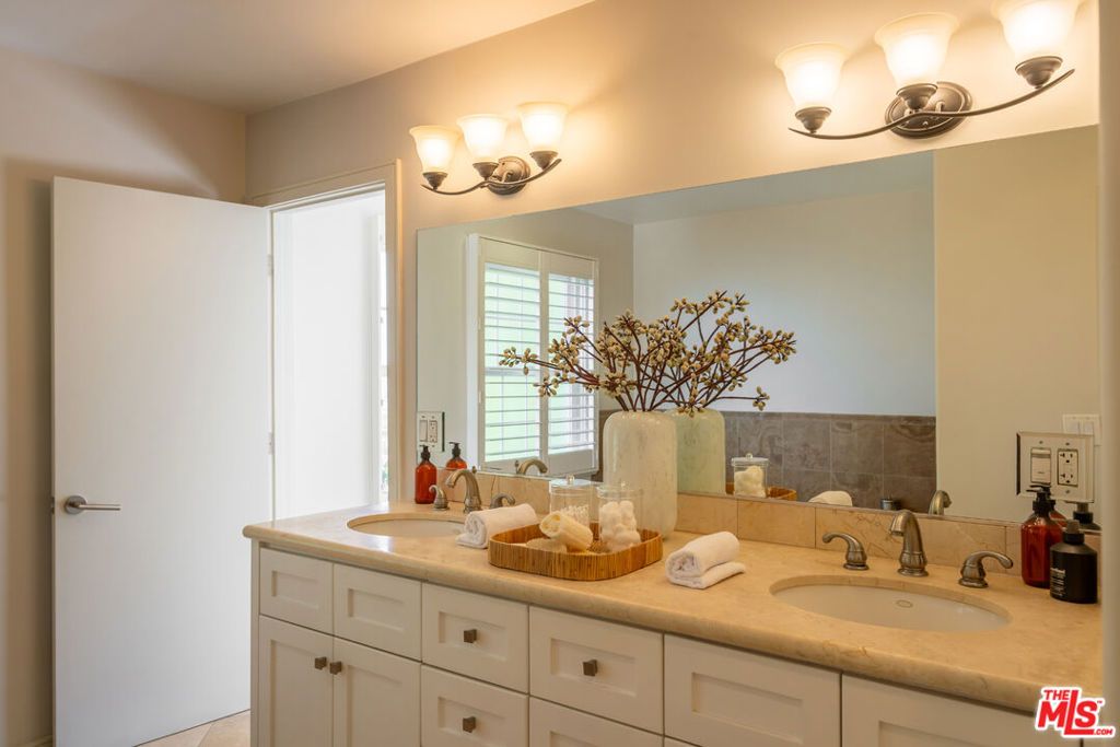 Image 21 of property listing at 1344 Belfast Drive, Los Angeles, CA 90069