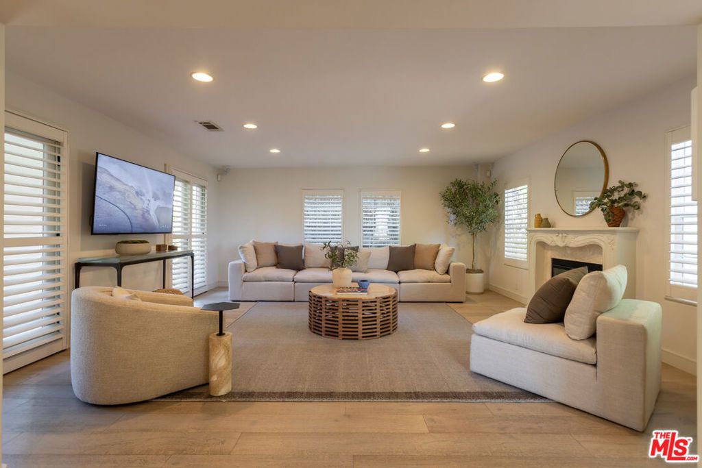 Image 23 of property listing at 1344 Belfast Drive, Los Angeles, CA 90069