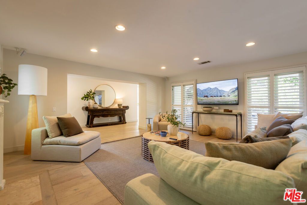 Image 25 of property listing at 1344 Belfast Drive, Los Angeles, CA 90069