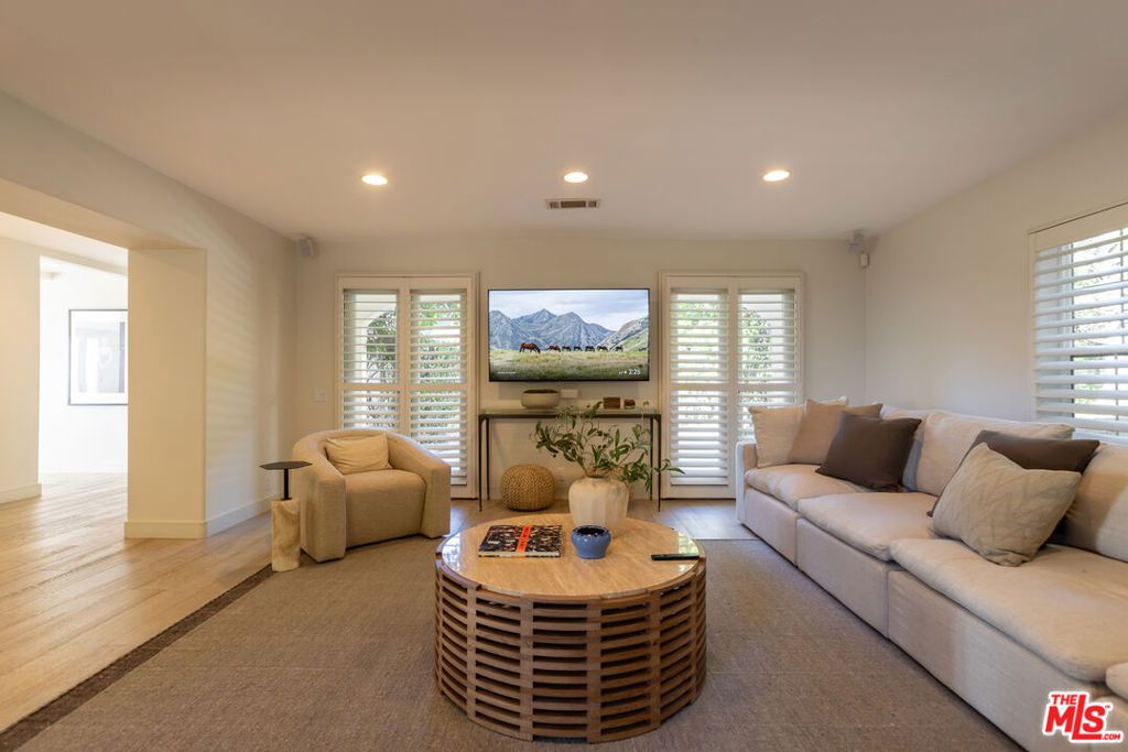 Image 26 of property listing at 1344 Belfast Drive, Los Angeles, CA 90069