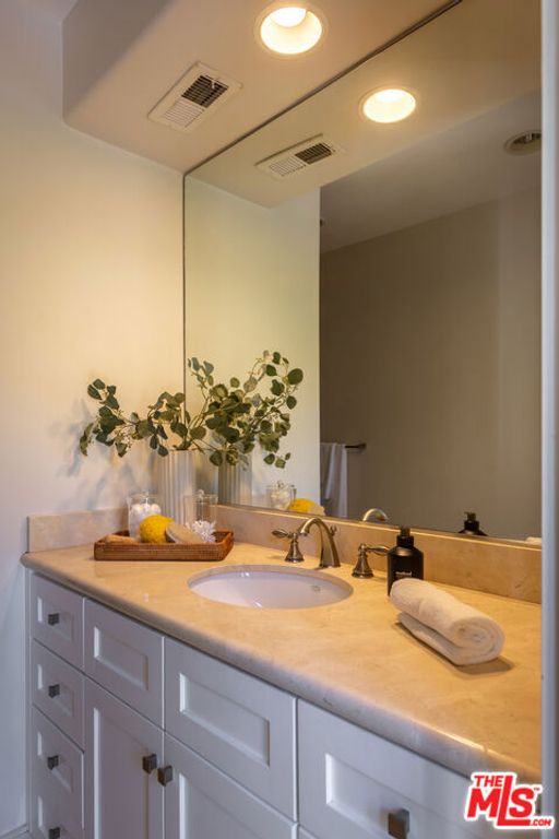 Image 37 of property listing at 1344 Belfast Drive, Los Angeles, CA 90069