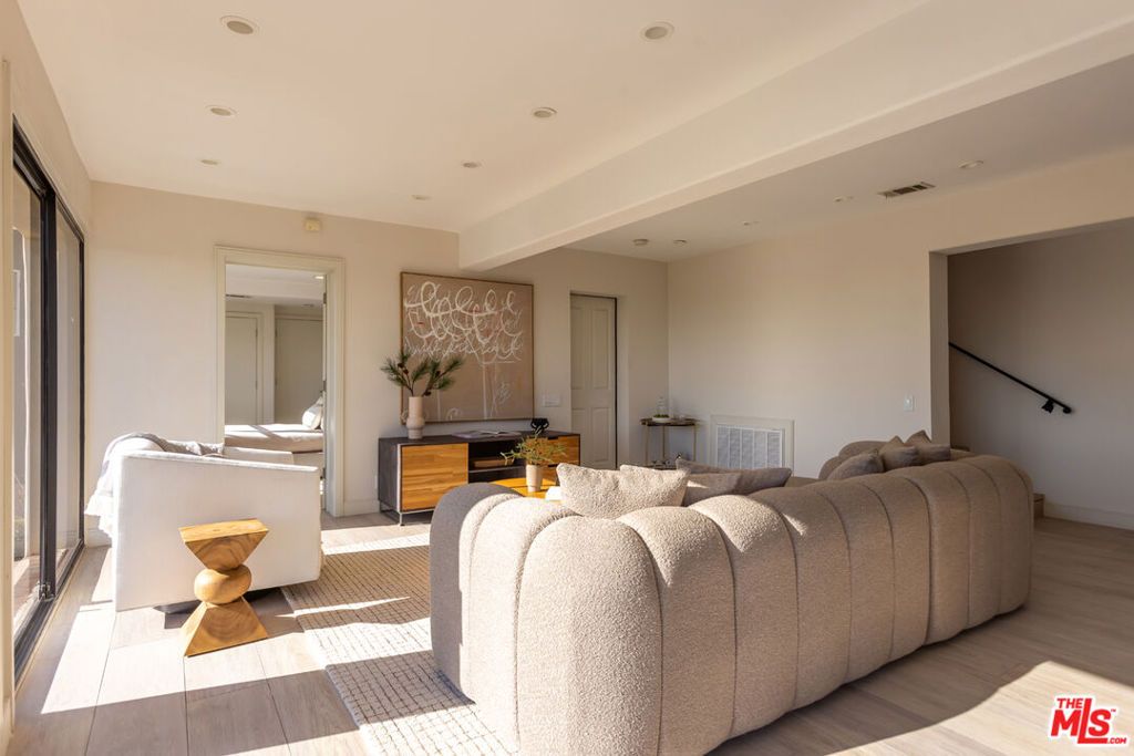 Image 40 of property listing at 1344 Belfast Drive, Los Angeles, CA 90069