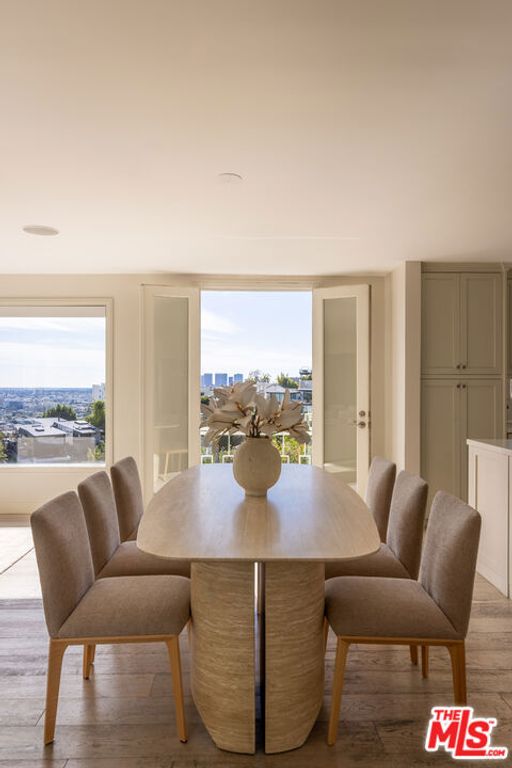 Image 6 of property listing at 1344 Belfast Drive, Los Angeles, CA 90069