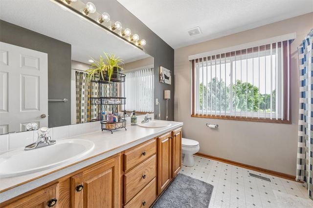 7798 Caldwell Circle, Johnston, IA 50131
