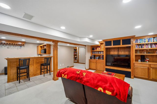 7798 Caldwell Circle, Johnston, IA 50131