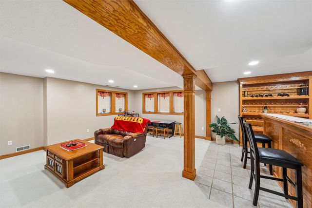 7798 Caldwell Circle, Johnston, IA 50131