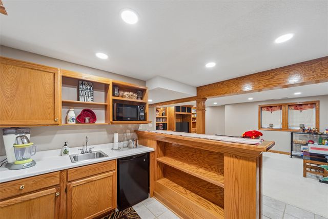 7798 Caldwell Circle, Johnston, IA 50131
