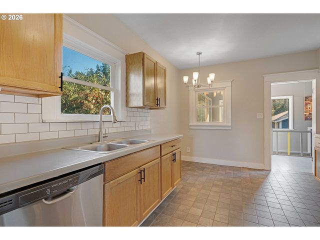 504 ABERNETHY Rd, Oregon City, OR 97045