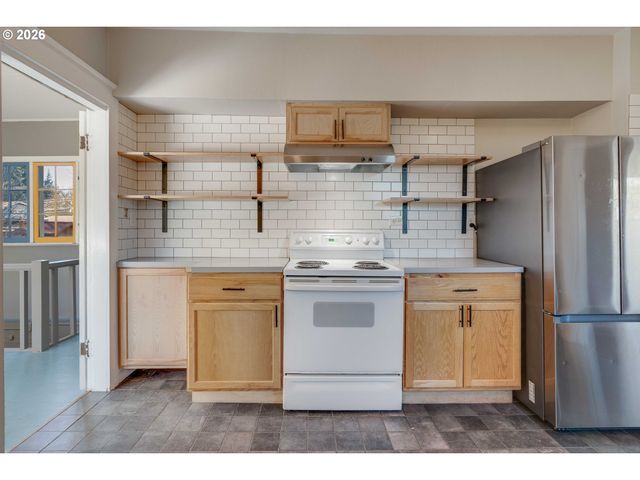 504 ABERNETHY Rd, Oregon City, OR 97045