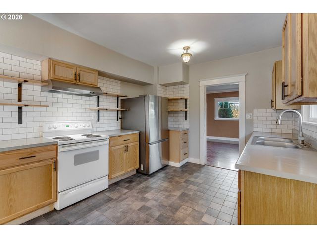 504 ABERNETHY Rd, Oregon City, OR 97045