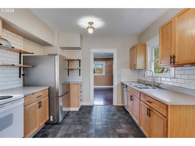 504 ABERNETHY Rd, Oregon City, OR 97045