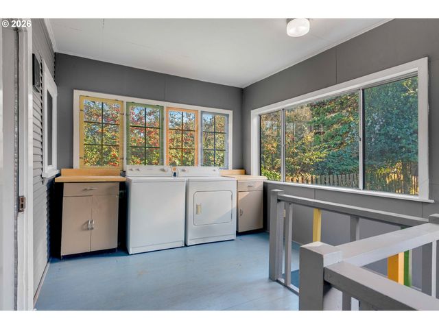 504 ABERNETHY Rd, Oregon City, OR 97045