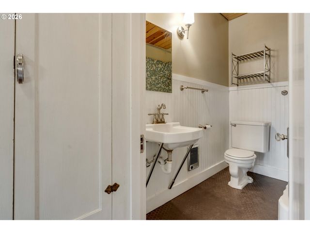 504 ABERNETHY Rd, Oregon City, OR 97045