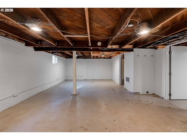 504 ABERNETHY Rd, Oregon City, OR 97045