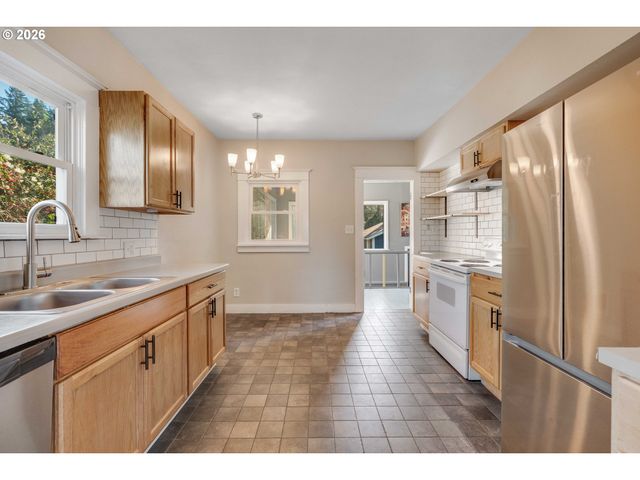 504 ABERNETHY Rd, Oregon City, OR 97045