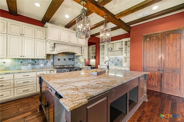 1682 County Road 310, Yoakum, TX 77995