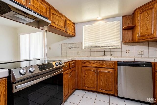 1105 Arena Way, Bakersfield, CA 93304