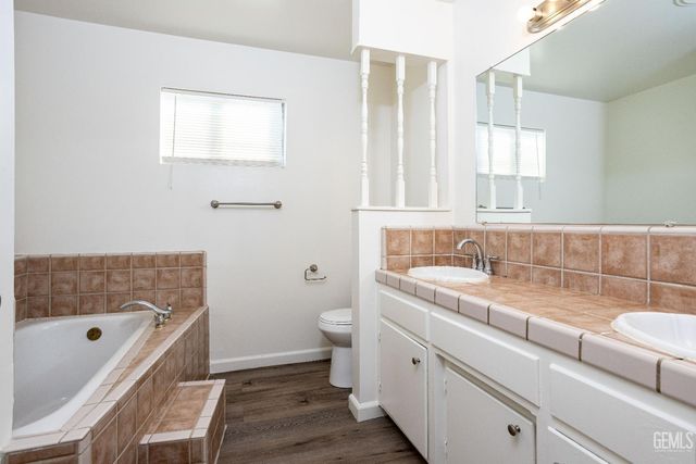 1105 Arena Way, Bakersfield, CA 93304