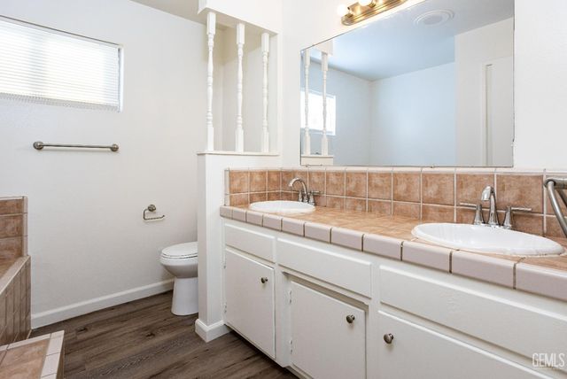 1105 Arena Way, Bakersfield, CA 93304