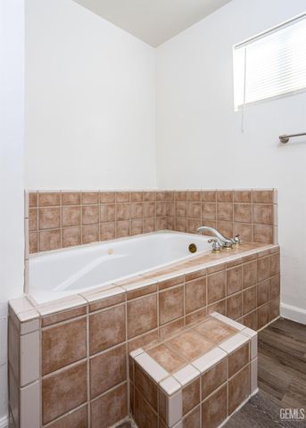 1105 Arena Way, Bakersfield, CA 93304