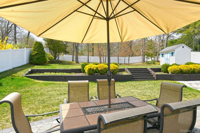 186 11th Avenue, Holtsville, NY 11742