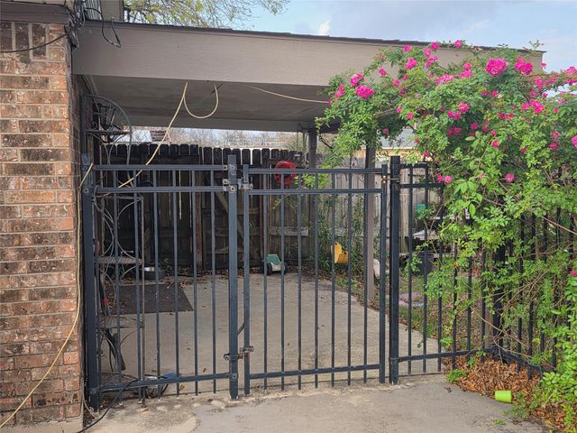 2414 Goldenrod Street, Highlands, TX 77562