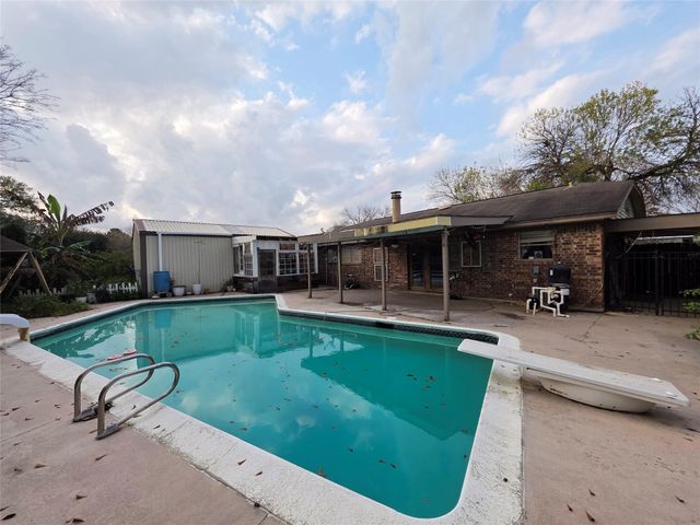 2414 Goldenrod Street, Highlands, TX 77562