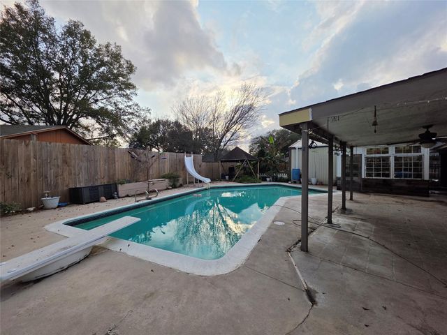 2414 Goldenrod Street, Highlands, TX 77562