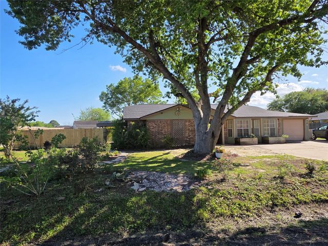 2414 Goldenrod Street, Highlands, TX 77562