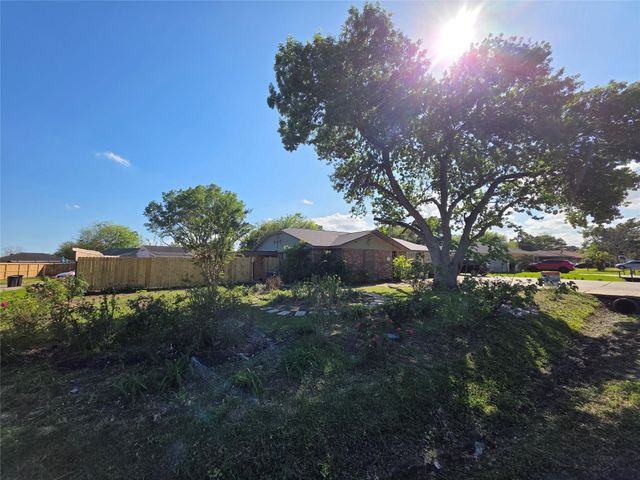 2414 Goldenrod Street, Highlands, TX 77562