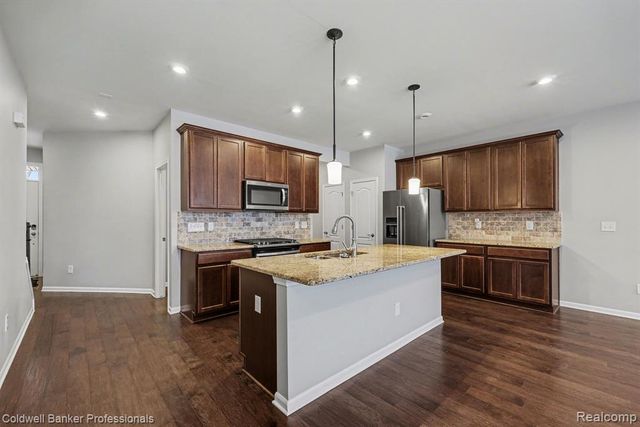 4883 Broomfield Way, Lake Orion, MI 48359