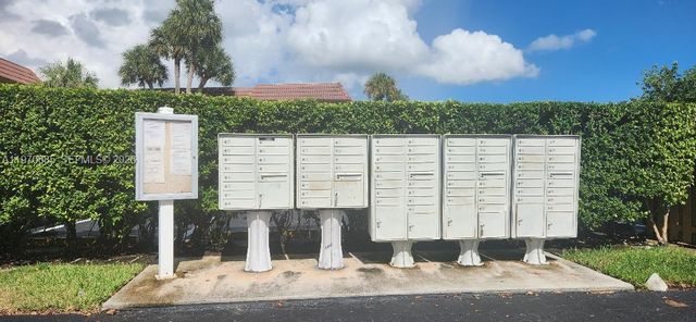 327 Lakeview Dr 103, Weston, FL 33326