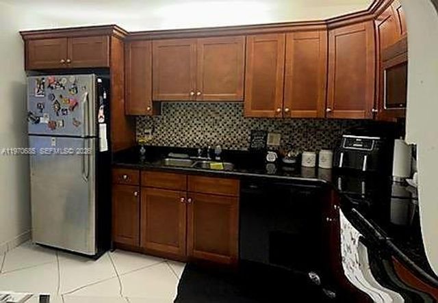 327 Lakeview Dr 103, Weston, FL 33326