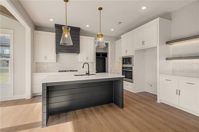 17148 S Heatherwood Street, Olathe, KS 66062